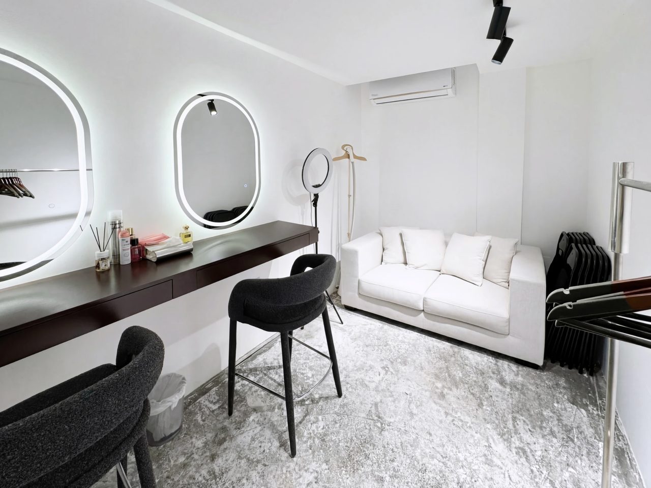 Dressing room at Tundra Studio with a make-up counter, lighted mirrors and a sofa