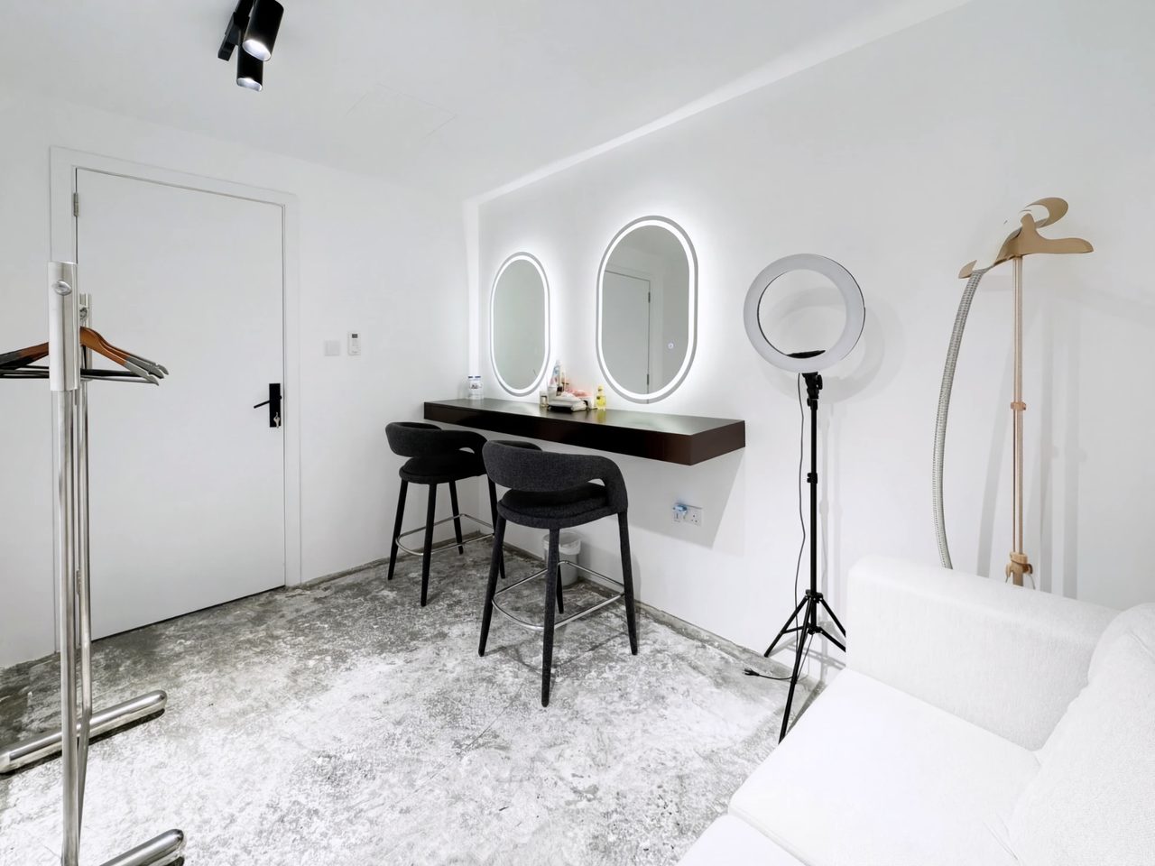 Dressing room at Tundra Studio: two lighted mirrors, ring light and clothing rail